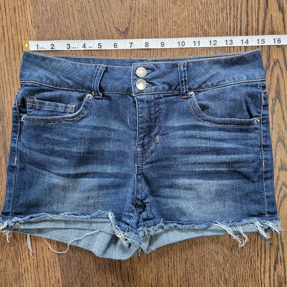 Rue 21 Mid-rise Cuffed Leg Frayed Hem Medium Wash Shorts Size Junior's 5/6 - Picture 3 of 7